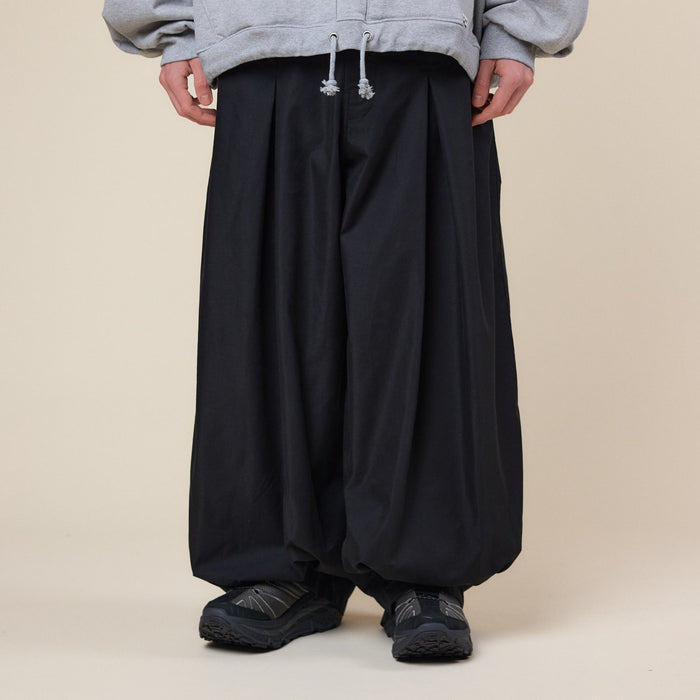 Anglan - Unbalance Long Tuck Balloon Pants - Black
