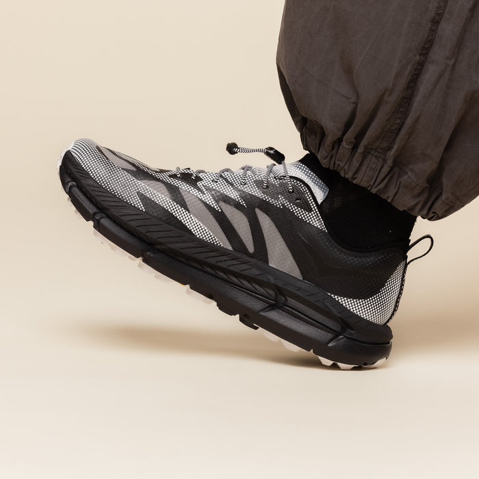 Hoka - Stealth Tech Mafate Speed 4 Lite - Black / White
