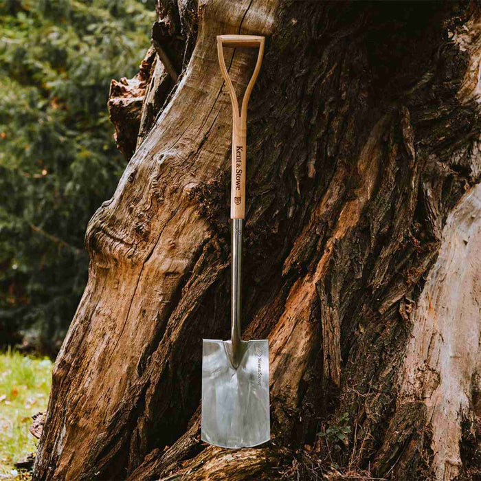 Kent & Stowe Capability Spade against tree