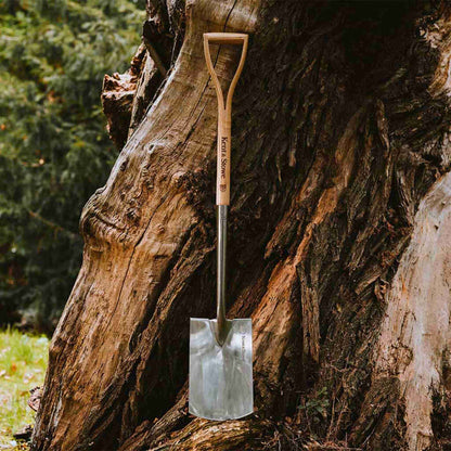 Kent & Stowe Capability Spade against tree