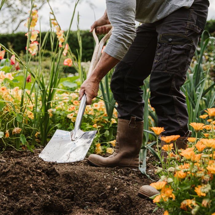 Kent & Stowe Capability Spade in use