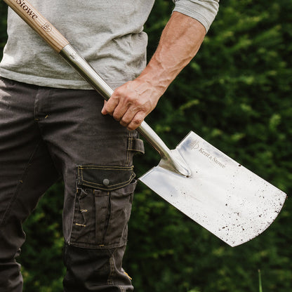 Kent & Stowe Capability Spade  in hand