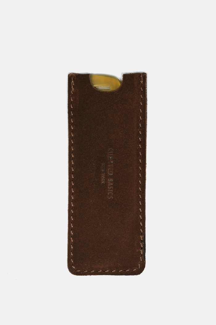 Curated Basics ox-horn comb with wide teeth for gentle detangling and styling of hair. Natural horn material, handcrafted design.