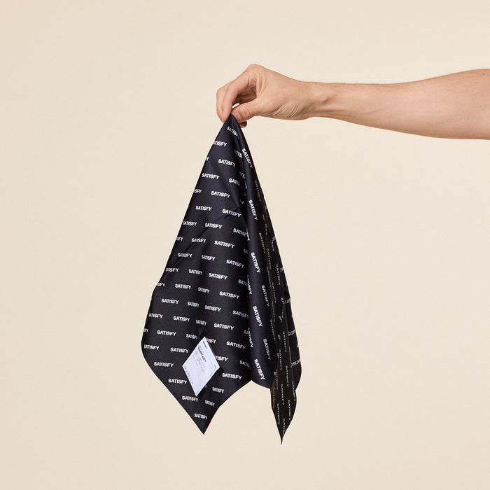 Satisfy Running - SoftCell™ Carré de soie Bandana - Black