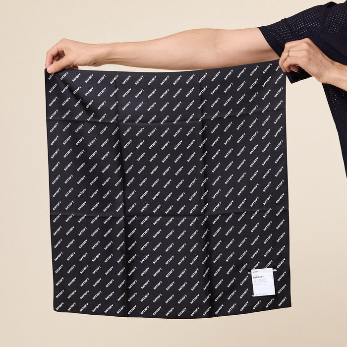 Satisfy Running - SoftCell™ Carré de soie Bandana - Black