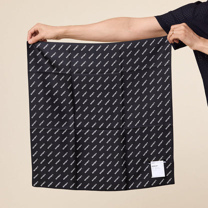 Satisfy Running - SoftCell™ Carré de soie Bandana - Black
