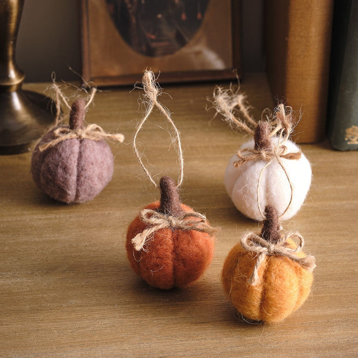 DE24006-Setof4FeltPumpkinHangingDecorations.jpg
