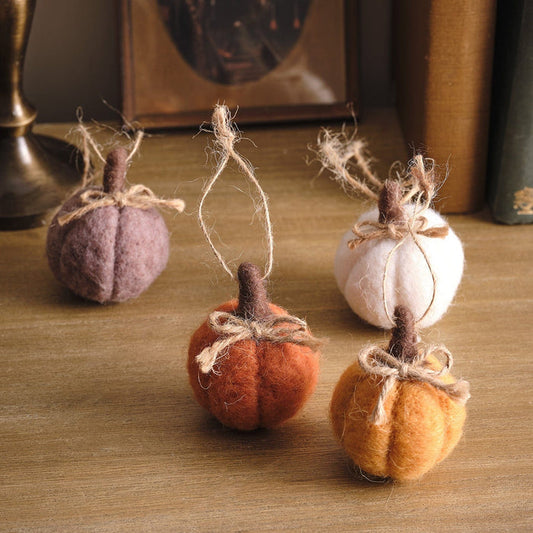 DE24006-Setof4FeltPumpkinHangingDecorations.jpg
